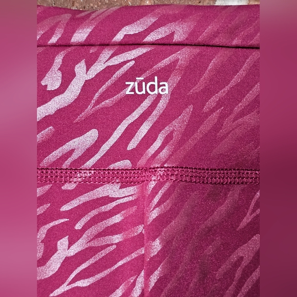 Zuda: Silver Reflective Tiger Print Maroon Leggings w. Pockets NWOT! 💛 - Picture 5 of 10